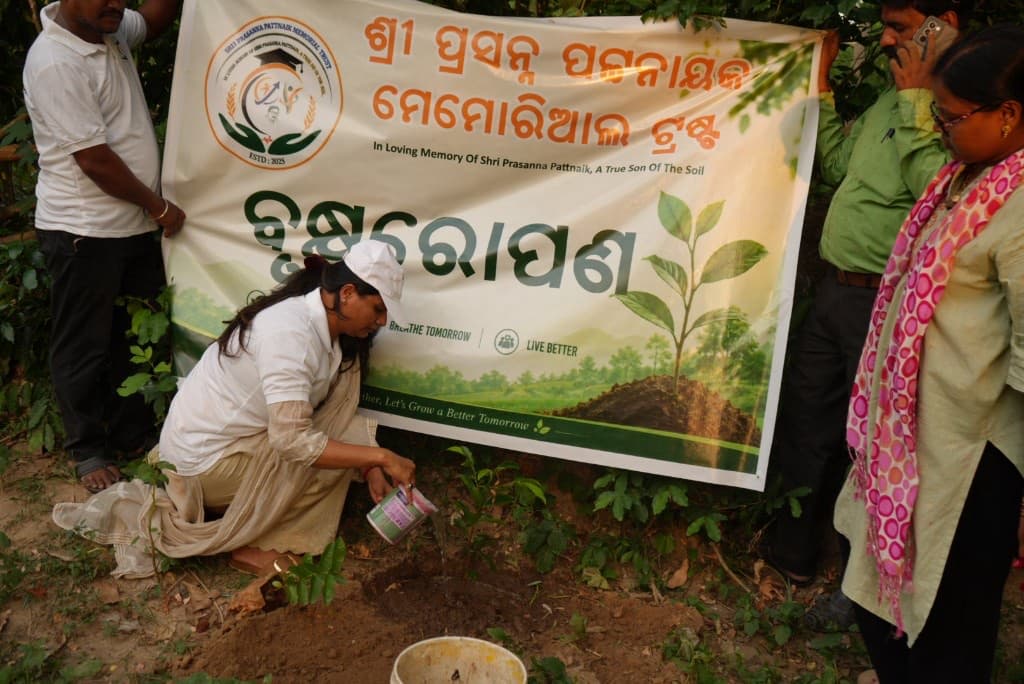 Tree plantation drive by Sri Prasanna Pattnaik Memorial Trust